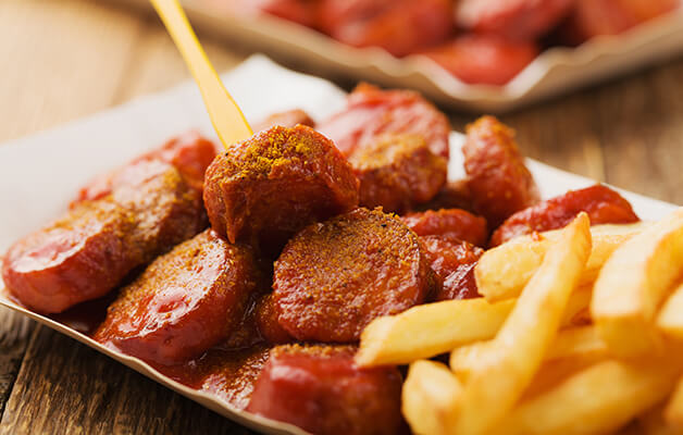 Currywurst mit Pommes